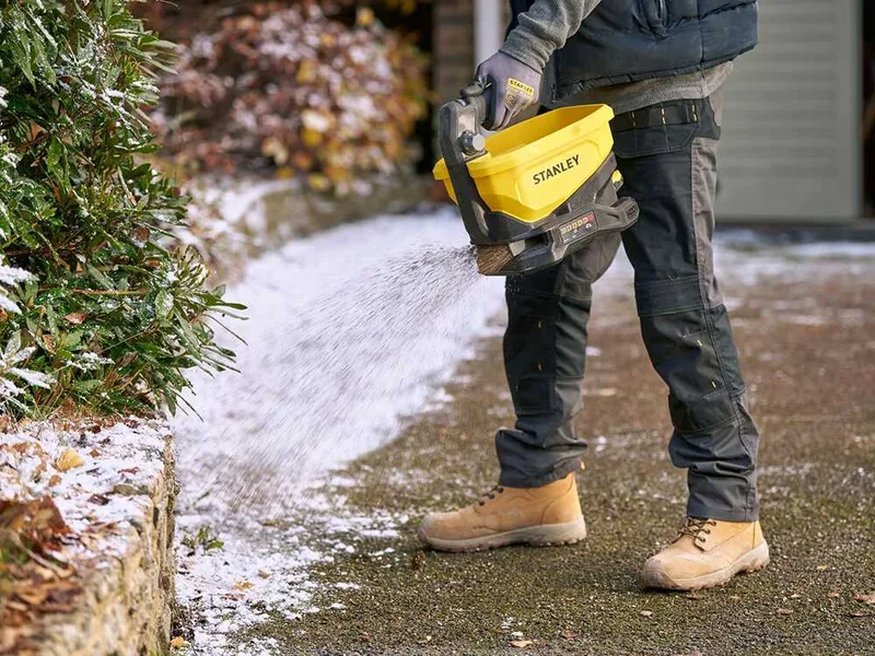 Stanley STCOE300B-QW - Épandeur à semences sur batterie - 18 V 4 Ah