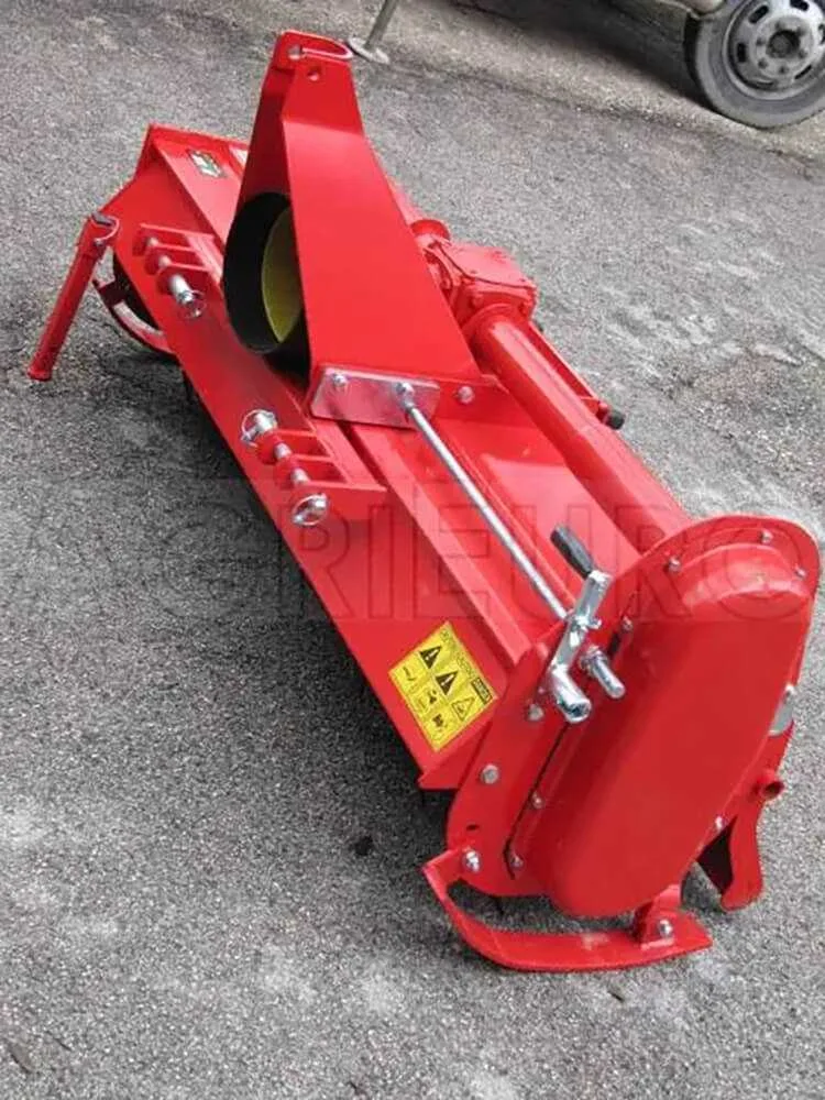 Top Line UR 168 - Fraise à tracteur série medium - Déport mécanique - Prise de force anti-horaire (Rotation vers la gauche)