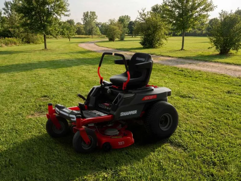 Snapper EZX107 - Tondeuse autoportée à batterie à rayon de braquage zéro - 72V/44Ah - Largeur de coupe 107 cm - 2 en 1