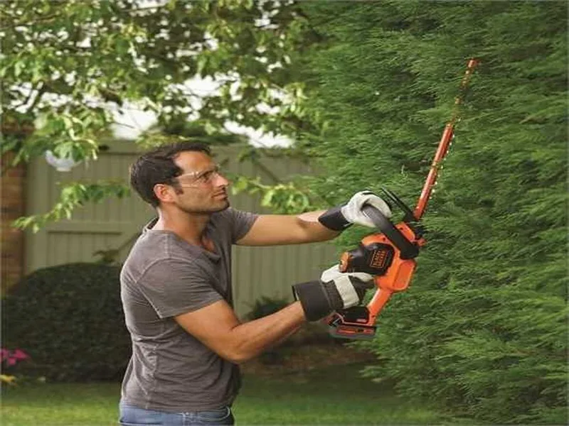 Taille-haie électrique à batterie Black & Decker GTC18504PC-QW 18V 4Ah + une batterie 18V 2Ah - lamier 50 cm