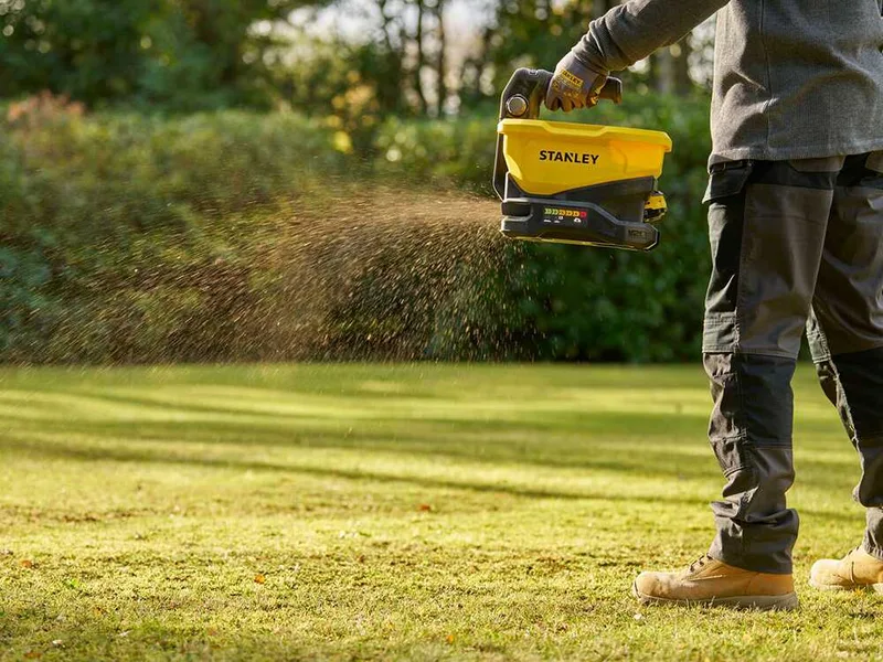 Stanley STCOE300B-XJ - Épandeur à semences sur batterie - 5,5 litres