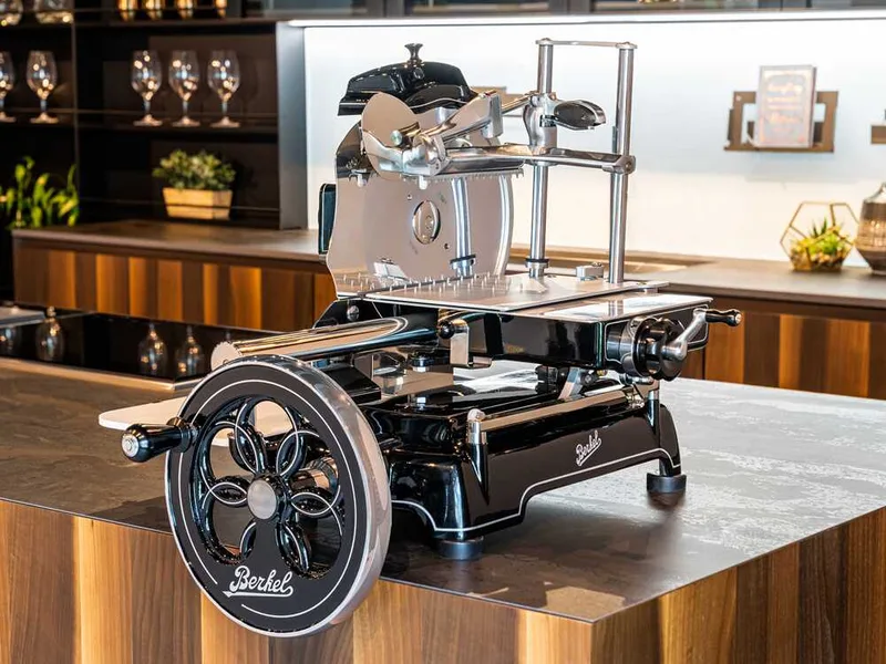 BERKEL B3 Noire - Trancheuse à volant avec piédestal - Lame en acier au chrome de 300 mm