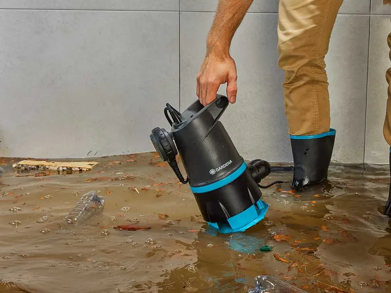 Gardena 20000 BASIC - Pompe électrique submersible 2 en 1 pour eaux claires et sales - Flotteur intégré
