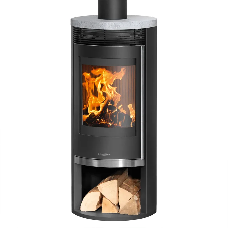 Poêle à bois Oranier Rota 2.0 en acier noir avec plaque de recouvrement en stéatite.