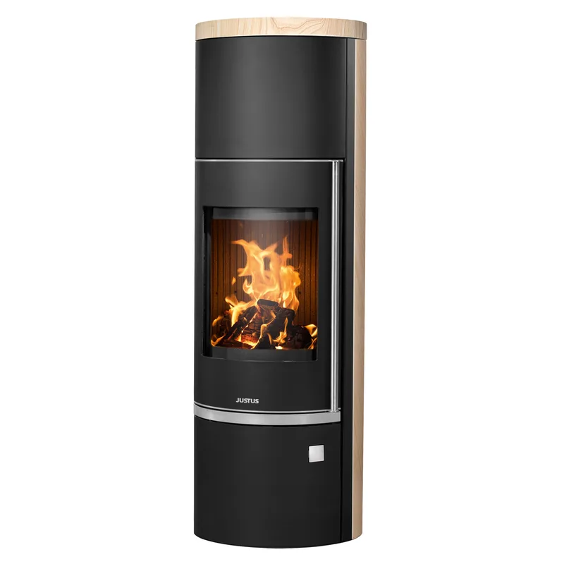 Justus Faro W+ 2.0 Poêle à bois en acier noir avec revêtement en pierre de sable.