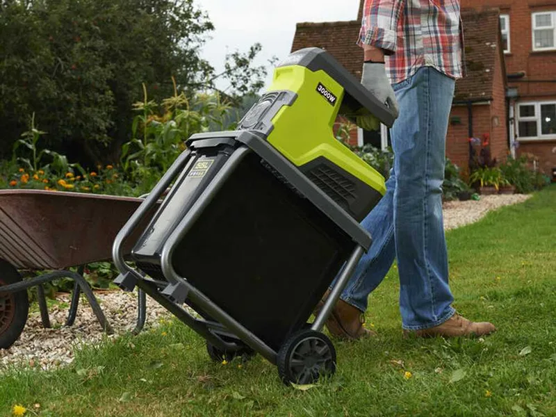 Ryobi RSH3045U - Broyeur de végétaux électrique - Bac de 55L - Diamètre de coupe de 45 mm - 3000 W