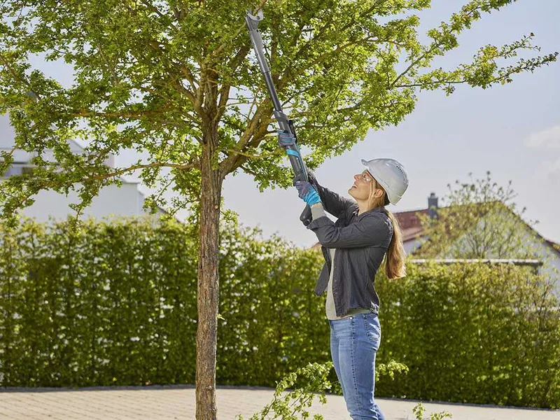 Gardena EasyCut 110/18V P4A - Sécateur électrique d'élagage sur perche - 18V 2Ah - Diamètre de coupe 28 mm