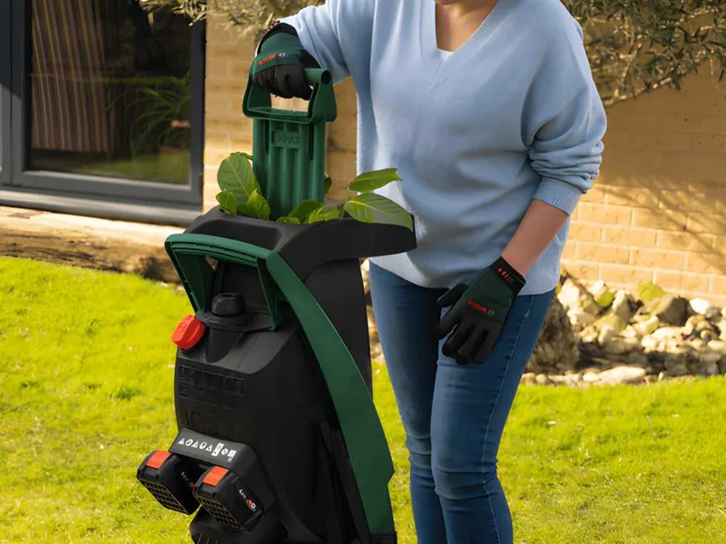 Bosch UniversalShredder - Broyeur de jardin à batterie 36 V - avec bac de ramassage