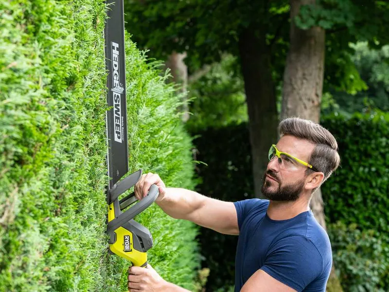 RYOBI RY18HT55A-0 - Taille-haie à batterie 18V - 2,5Ah - Lame de 55 cm