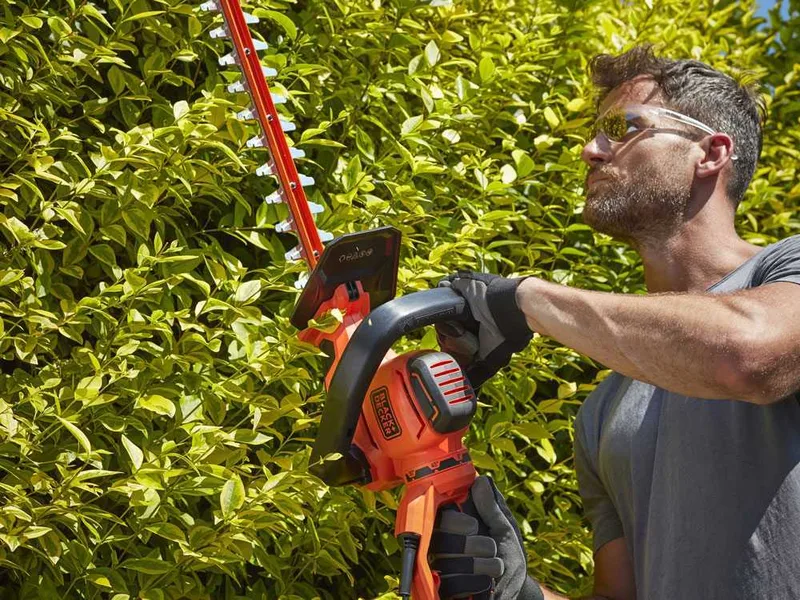 Black & Decker BEHTS551-QS - Taille-haie électrique avec lame de 60 cm - 650W