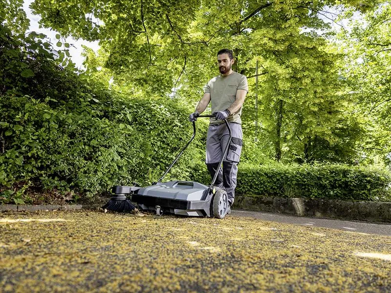 Karcher KM 70/15 C Classic - Balayeuse manuelle à poussée manuelle avec bac de ramassage
