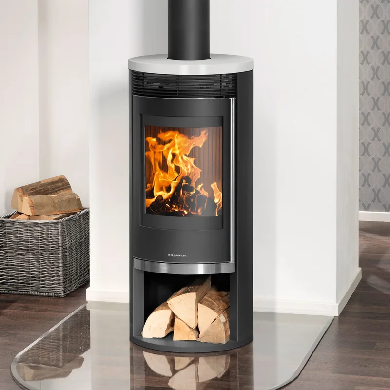Poêle à bois Oranier Rota 2.0 en acier noir avec plaque de recouvrement en céramique blanc soie.
