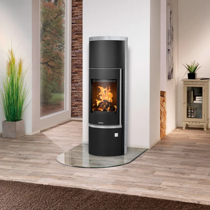 Justus Faro W+ 2.0 Poêle à bois en acier noir avec revêtement en stéatite.