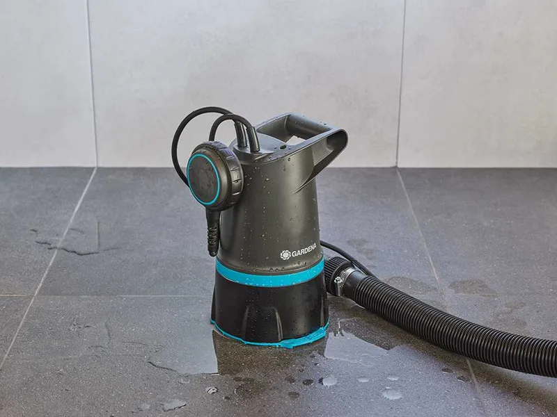 Gardena 20000 BASIC - Pompe électrique submersible 2 en 1 pour eaux claires et sales - Flotteur intégré