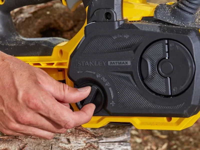 Stanley Fatmax V20 - Tronçonneuse à batterie 18 V 4 Ah - Guide de 30 cm