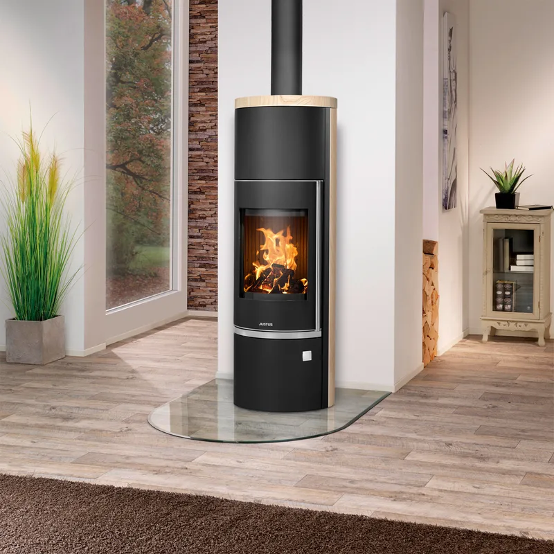 Justus Faro Aqua 2.0 Poêle à bois avec circulation d'eau en acier noir avec revêtement en pierre de sable.
