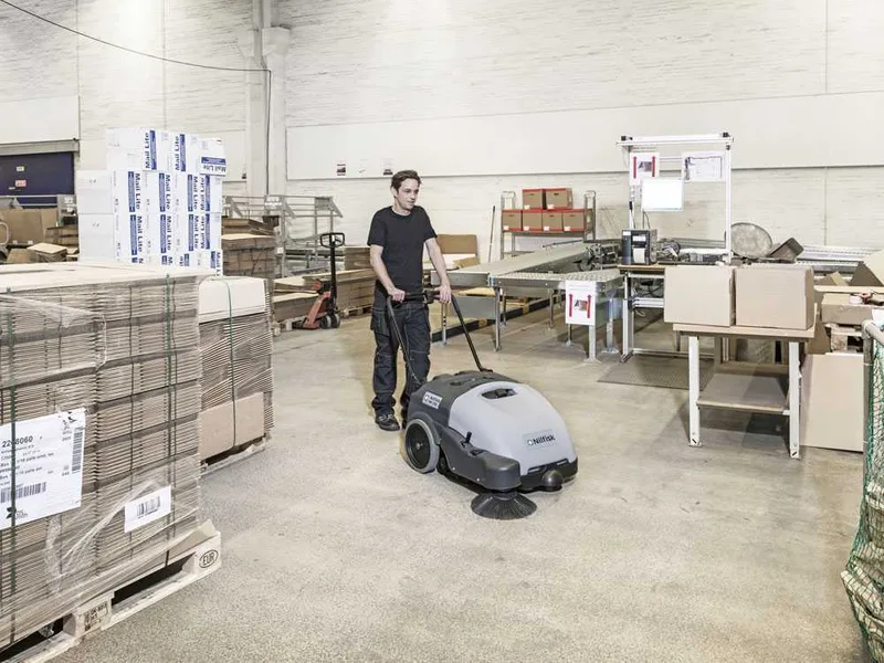 Nilfisk SW750 - Balayeuse autotractée à batterie avec bac de ramassage 12V - 46Ah