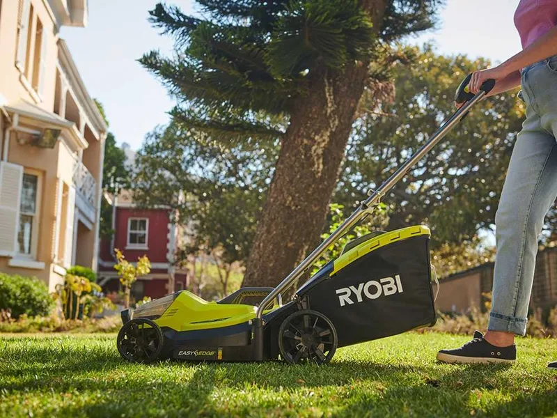 Ryobi RLM18X33B50LT23A - Kit Tondeuse à gazon + coupe-bordure à batterie - 18 V 5 Ah - Coupe 33 cm + 23 cm