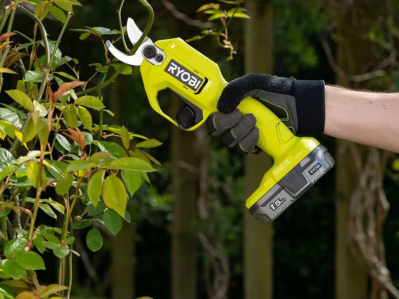 Ryobi RY18SCA-120P - Sécateur électrique - 18 V 2 Ah - Diamètre de coupe 25 mm