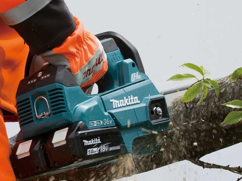 Makita DUC256CZ - Tronçonneuse à batterie - 2 x 18 V 6 Ah - Guide de 25 cm