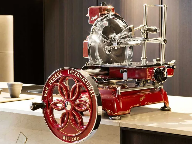 Berkel B114 - Trancheuse à volant avec piédestal - Lame en acier au chrome de 320 mm - Rouge