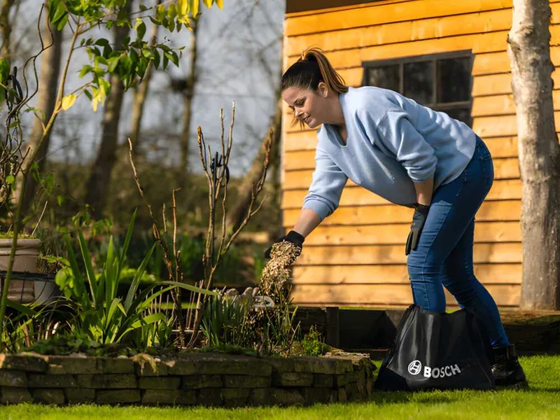 Bosch UniversalShredder - Broyeur de jardin à batterie 36 V - avec bac de ramassage