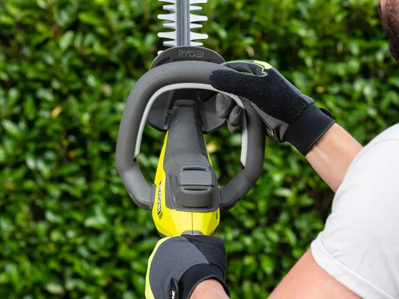 RYOBI RY18HT55A-0 - Taille-haie à batterie - 18V - Lame de 55cm