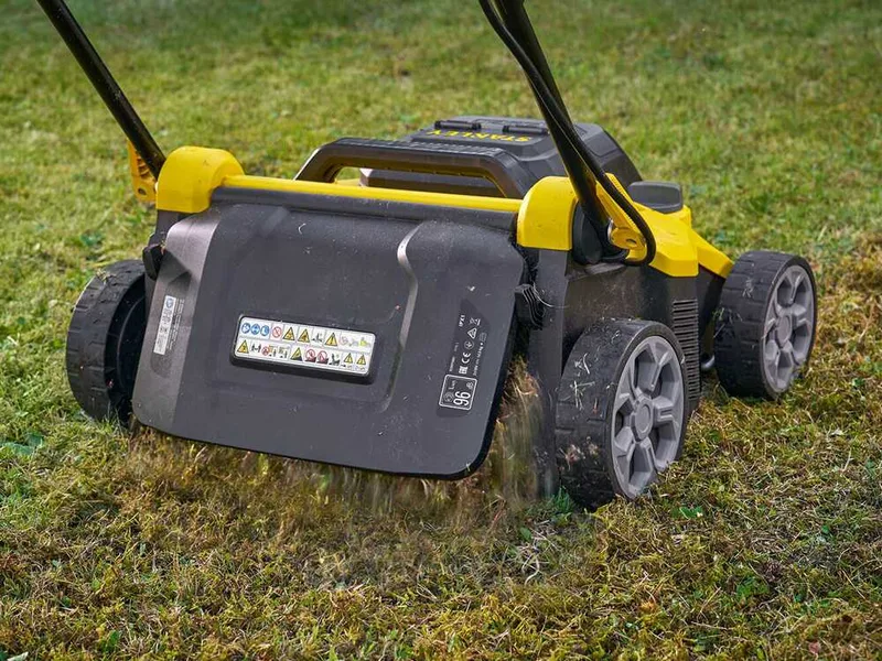 Stanley Fatmax SCOEP3801M2-QW - Scarificateur aérateur sur batterie - 2 x 18 V 4 Ah