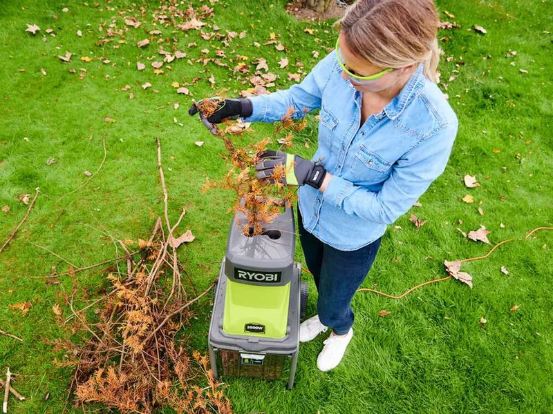 Ryobi RSH2545B - Broyeur de végétaux électrique - Bac de 40L - Diamètre de coupe de 45 mm - 2500 W