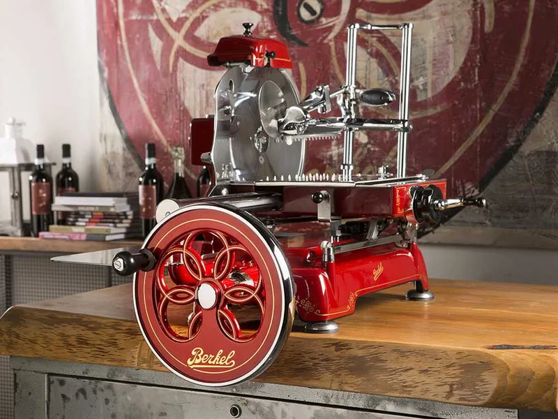 Berkel Tribute Rouge - Trancheuse à volant avec piédestal - Lame en acier inox au chrome de 300 mm