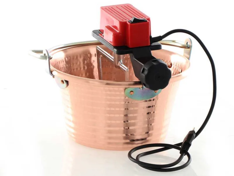 Chaudron électrique à induction en cuivre martelé pour polenta NuovaFac Cuoca Automatica base plate 4L - 5W