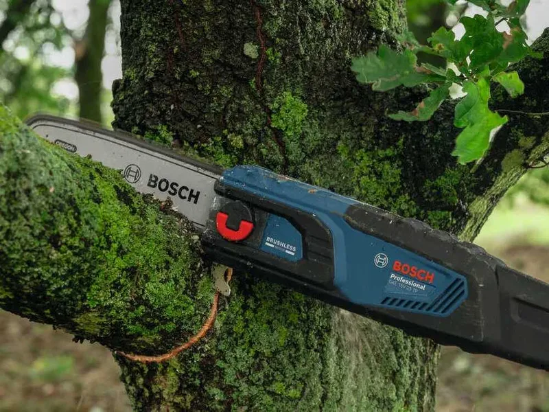 Bosch Professional GKE 18V-25T - Élagueuse électrique à batterie sur perche télescopique - 18 V 8 Ah