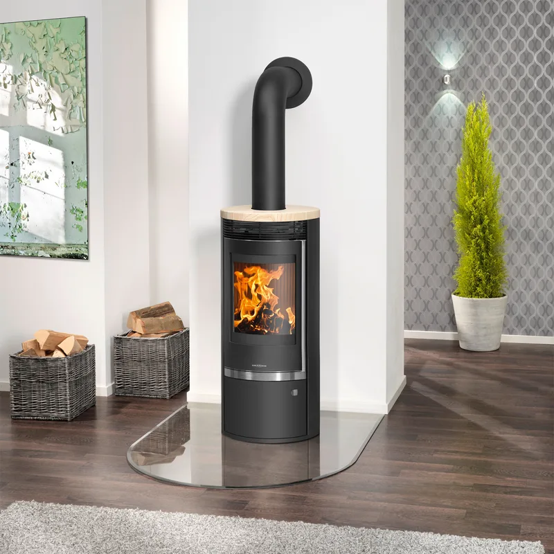 Poêle à bois Oranier Rota Top 2.0 en acier noir avec plaque de recouvrement en grès.