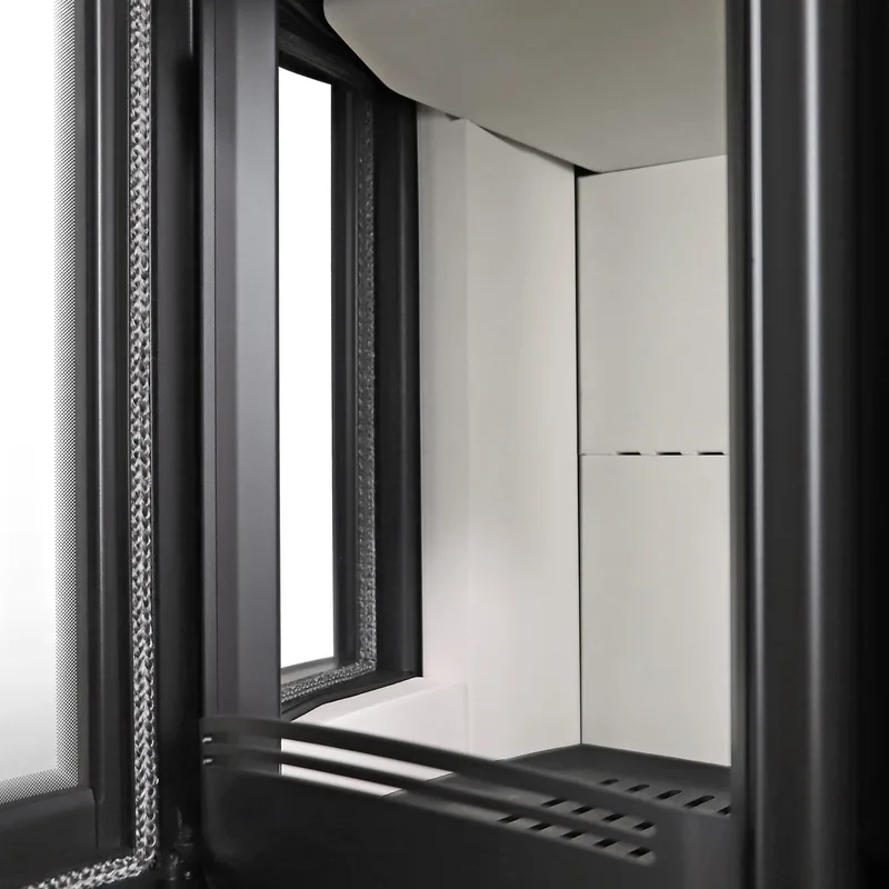 Schmitzker Fisterra Vista Heat poêle à bois en acier noir, avec vitrage sur trois côtés.