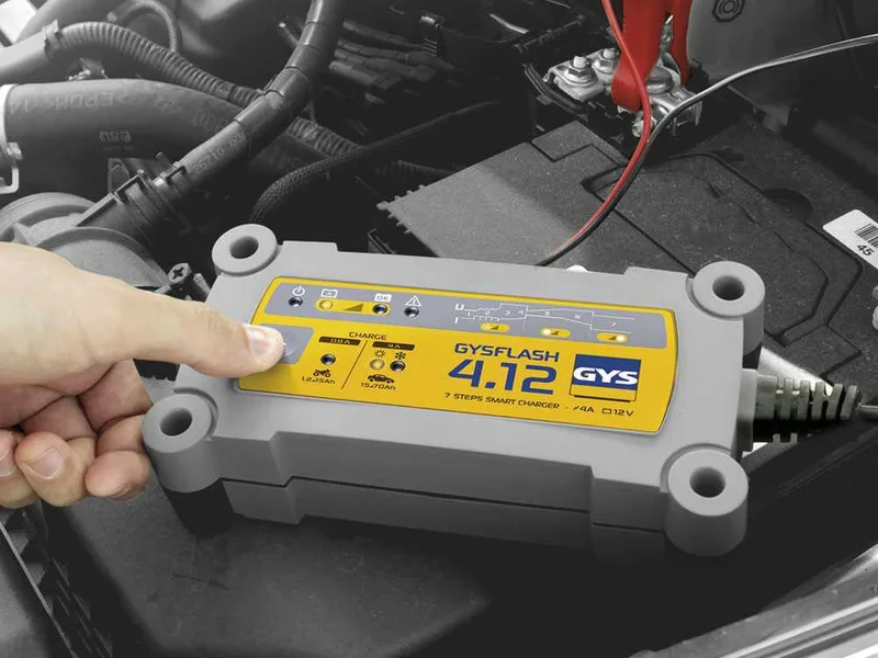 GYS Flash 4.12 - Chargeur et mainteneur de charge automatique - Batteries 12 V de 1,2 à 90 Ah