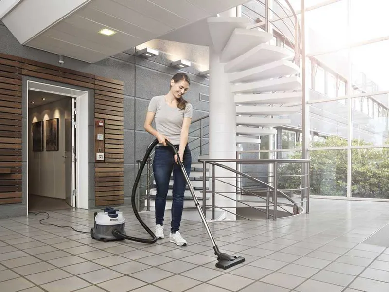 Nilfisk VP 100 EU - Aspirateur professionnel - Bidon en plastique 10 L - 880W
