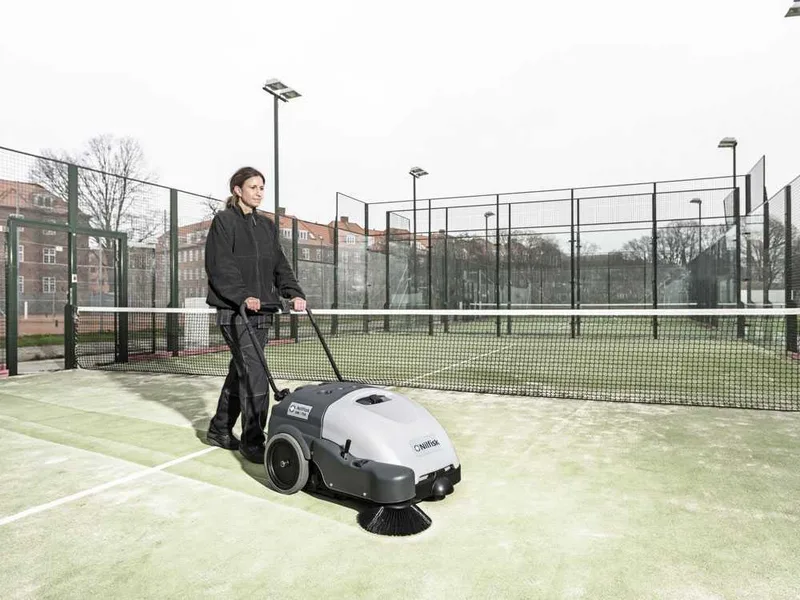 Nilfisk SW750 - Balayeuse autotractée à batterie avec bac de ramassage 12V - 46Ah