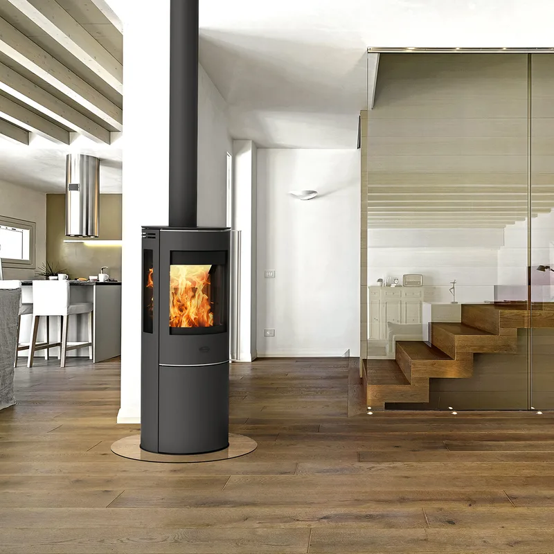 Fireplace Elite Magnolia poêle à bois en acier noir avec plaque de recouvrement en verre.