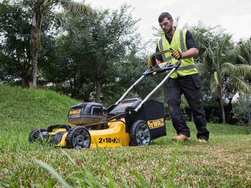 Tondeuse à gazon sur batterie DeWalt DCMW564P2-QW -2 Batteries 18V/5Ah - Largeur de coupe 48 cm