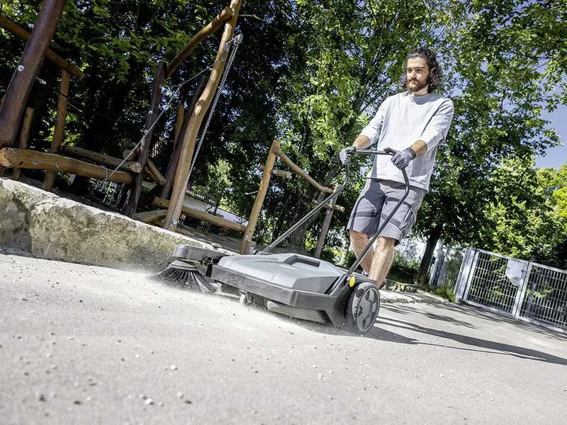 Karcher KM 70/15 C Classic - Balayeuse manuelle à poussée manuelle avec bac de ramassage