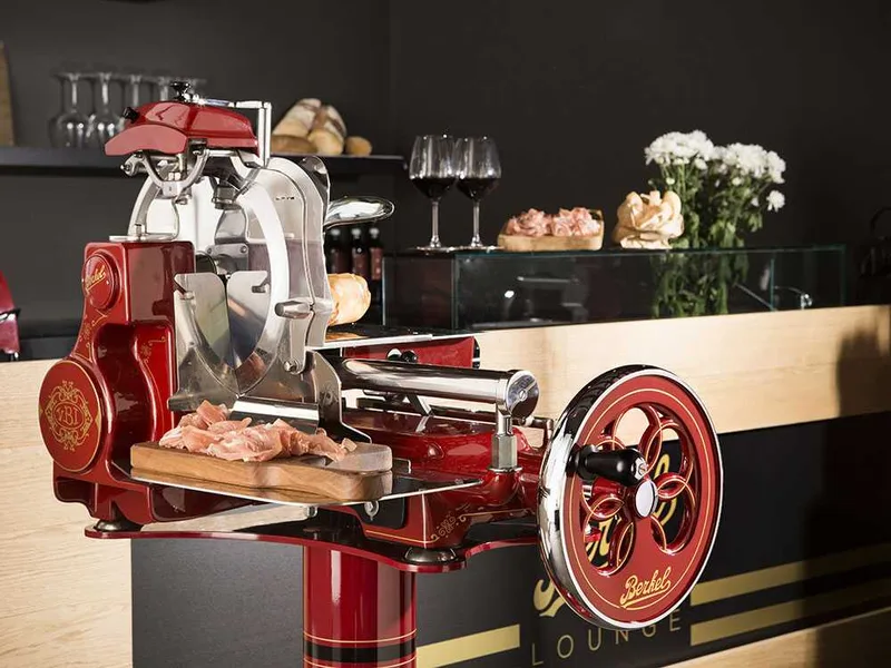Berkel Tribute Rouge - Trancheuse à volant avec piédestal - Lame en acier inox au chrome de 300 mm