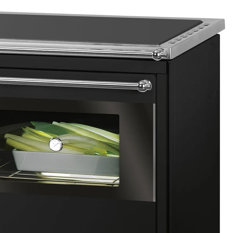 Justus Linz cuisinière à bois noir chromé, à droite