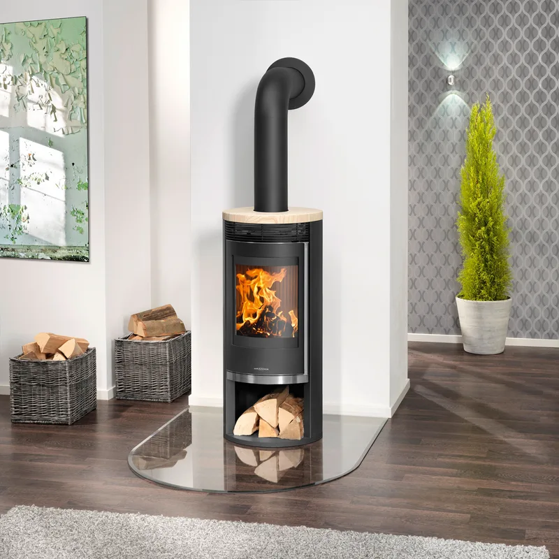 Poêle à bois Oranier Rota 2.0 en acier noir avec plaque de recouvrement en pierre de sable.