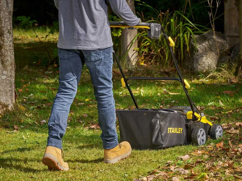 Stanley Fatmax SCOEP3801M2-QW - Scarificateur aérateur sur batterie - 2 x 18 V 4 Ah