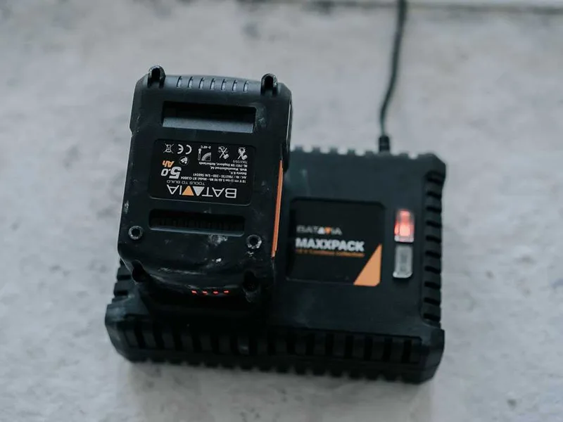 Chargeur rapide BATAVIA 18V/ 4 A