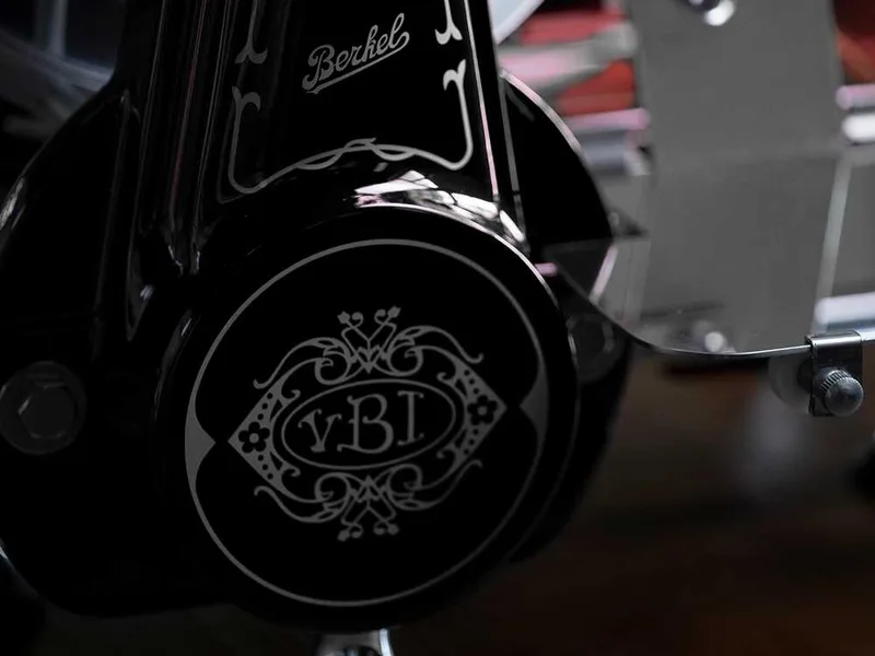 Berkel B2 Noir - Trancheuse à volant avec piédestal - Lame en acier chromé de 265 mm