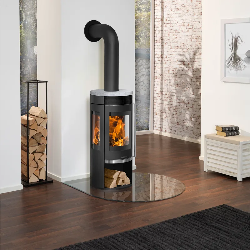 Poêle à bois Oranier Rota TRE 2.0 en acier noir avec plaque de recouvrement en stéatite.