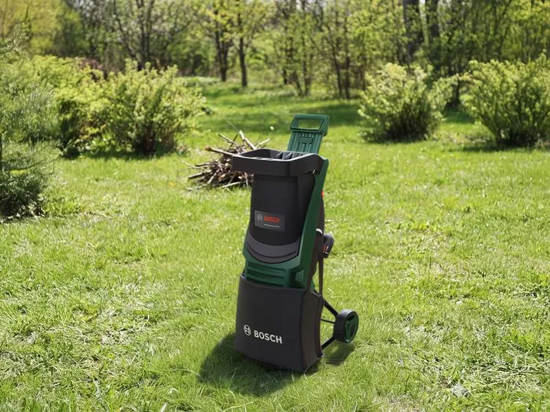 Bosch UniversalShredder - Broyeur de jardin à batterie 36V - avec bac de ramassage - 2x18V/4Ah