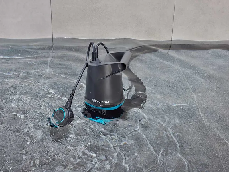 Gardena 20000 BASIC - Pompe électrique submersible 2 en 1 pour eaux claires et sales - Flotteur intégré