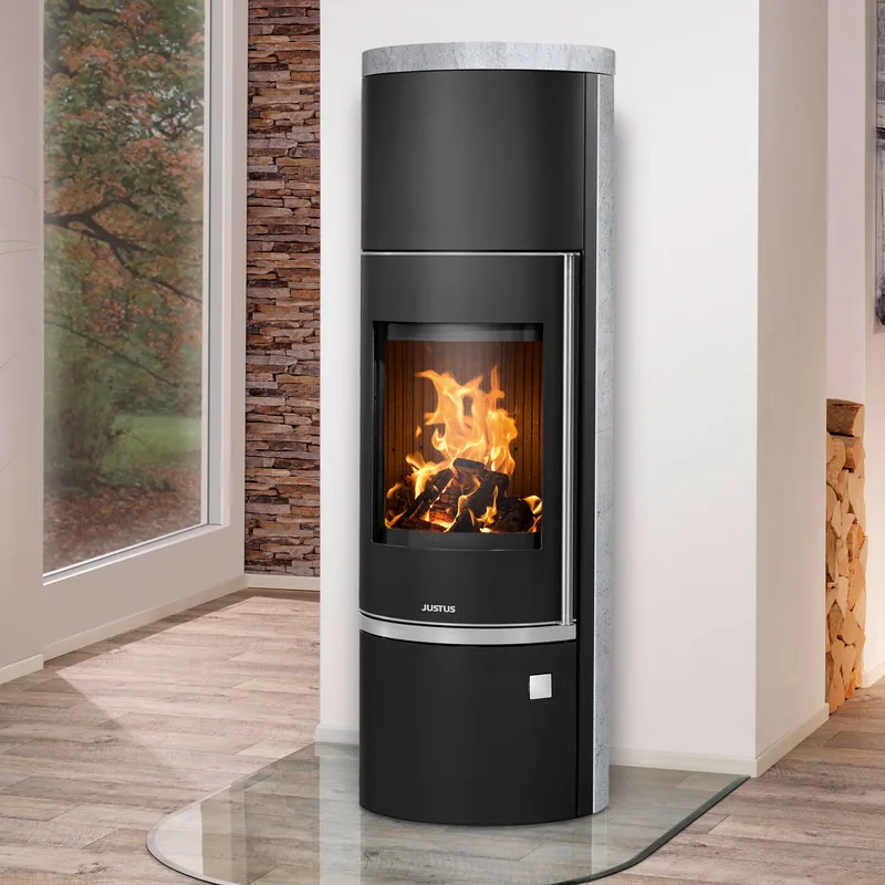 Justus Faro W+ 2.0 Poêle à bois en acier noir avec revêtement en stéatite.